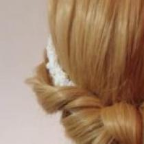 Актуальные причёски с повязкой на голове Один из вариантов греческой прически с использованием повязки