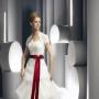 Gaun pengantin dengan ikat pinggang merah adalah aksen cerah bagi setiap pengantin