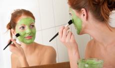 Načini uporabe trpotčevega soka in listov za akne na obrazu in telesu