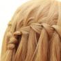 मुलाच्या केसांची वेणी कशी लावायची: एक चरण-दर-चरण मूळ मार्गदर्शक
