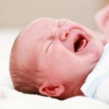 Kūdikis verkia šlapinantis: galimos priežastys