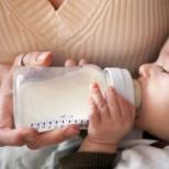 Imparare a diluire correttamente il latte artificiale