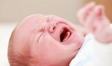 Il bambino piange quando urina: possibili cause