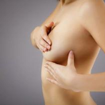 Pieno liaukų patinimas: dėl kokių priežasčių pradeda tinti ir skauda krūtis?